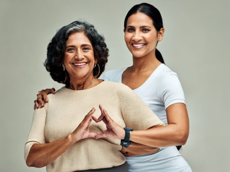 mère et fille font du yoga